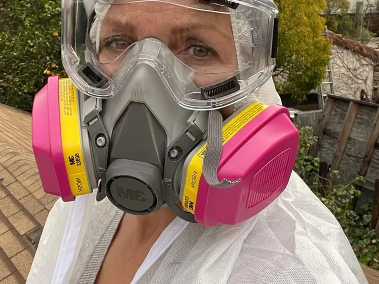 Eine Frau trägt eine Schutzmaske