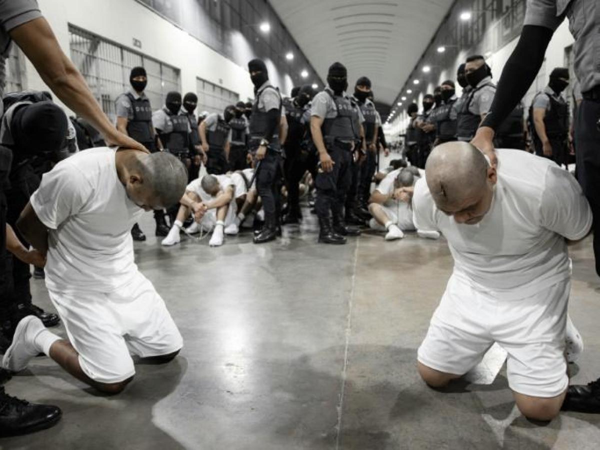 美将逾200名委内瑞拉黑帮成员送往萨尔瓦多关押- SWI swissinfo.ch