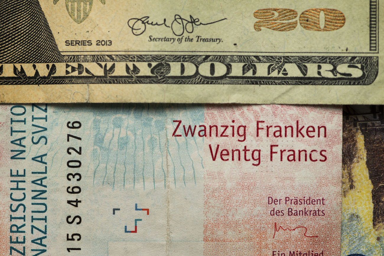 Banconote svizzere e statunitensi