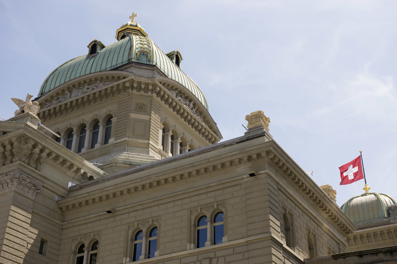 Um prédio com uma bandeira suíça