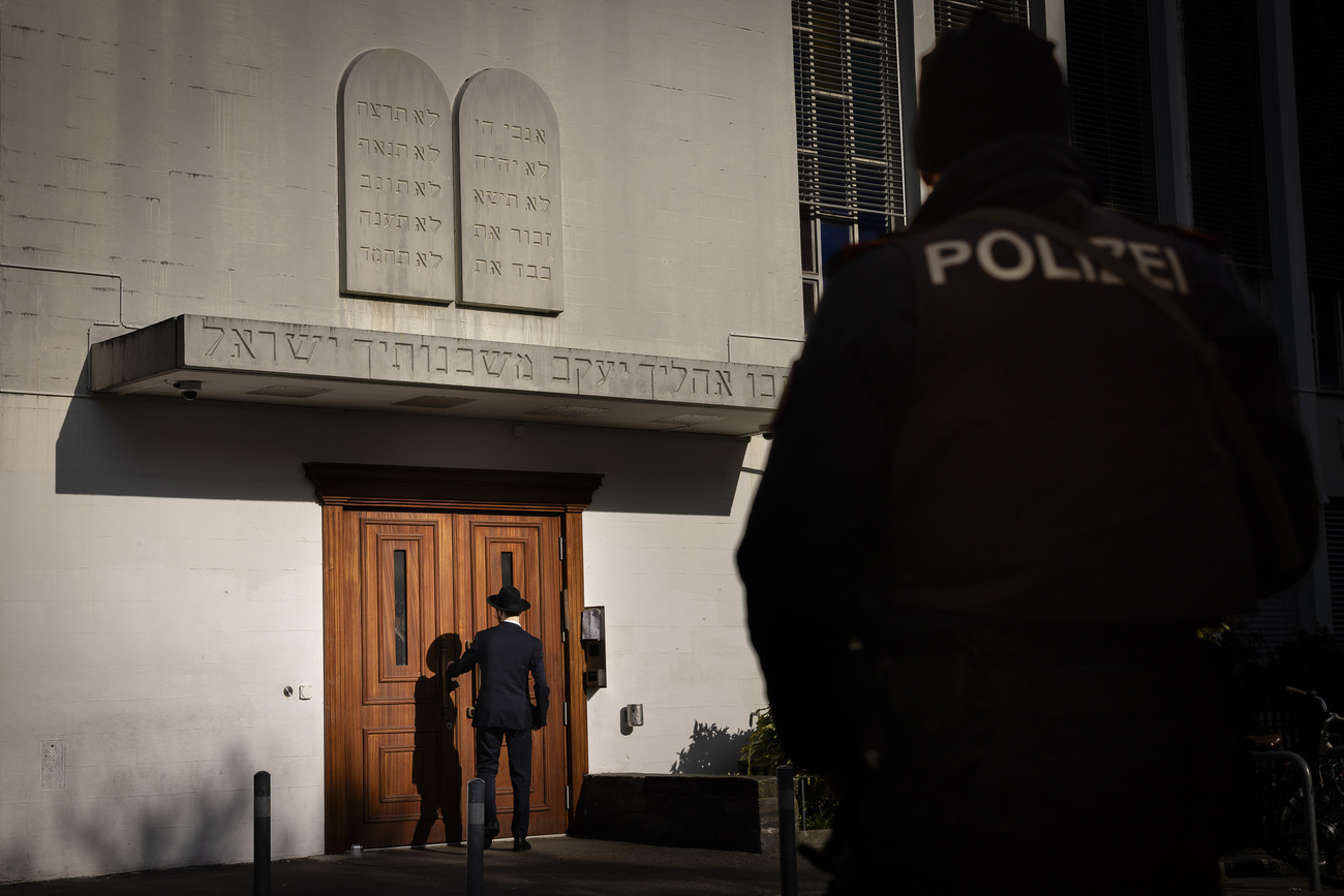 Entrada de uma sinagoga na Suíça