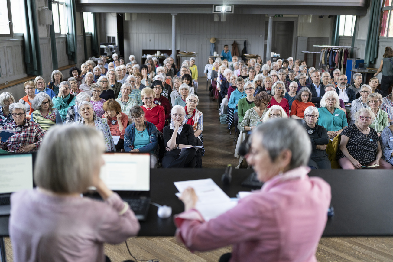 donne anziane durante una riunione in una grande sala