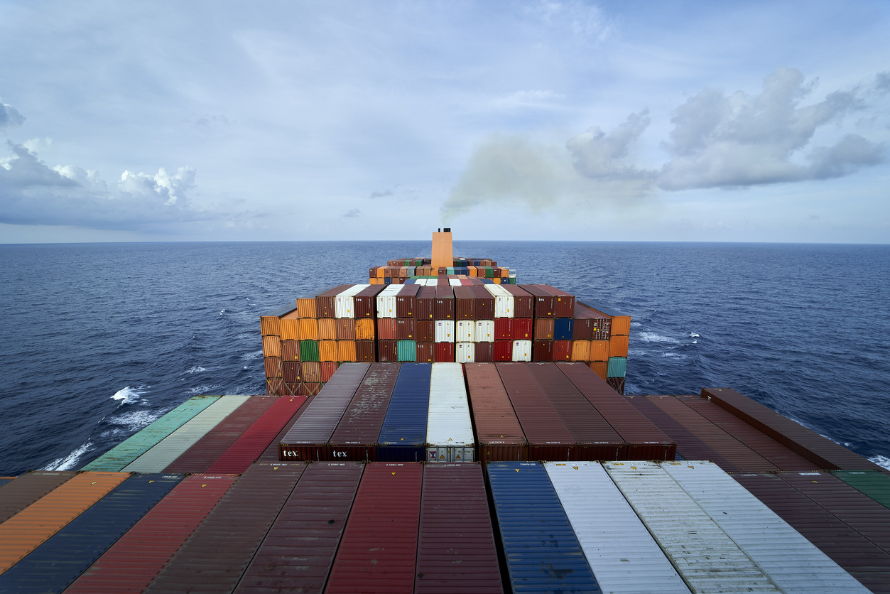Um navio cheio de contêineres