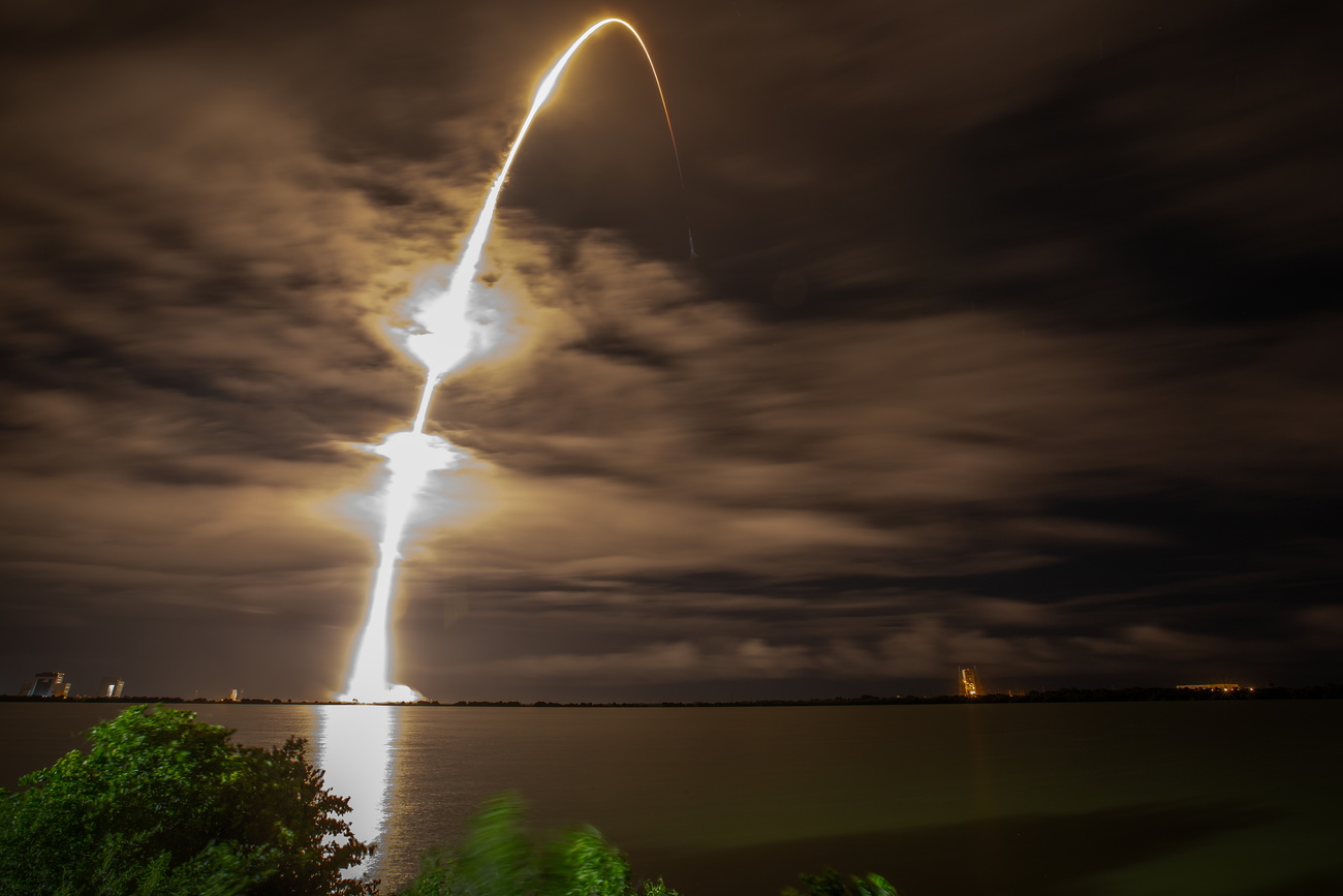 Ракета SpaceX стартует с мыса Канаверал (Флорида, США) в сентябре 2024 года: на низкую околоземную орбиту ею были выведены пять коммерческих спутников. По данным Всемирного экономического форума (ВЭФ), за последние 20 лет число спутниковых запусков увеличилось на 50 %, а стоимость каждого из них снизилась в десять раз. Keystone