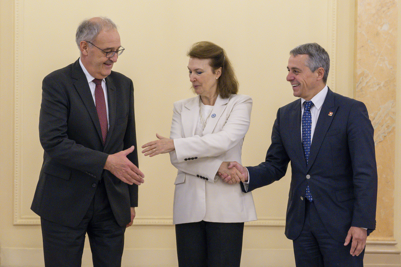Los consejeros federales suizos Ignazio Cassis (derecha) y Guy Parmelin (izquierda) recibieron a Diana Mondino, ministra de Asuntos Exteriores de Argentina, durante una visita amistosa a Berna, Suiza, el jueves 12 de septiembre de 2024.