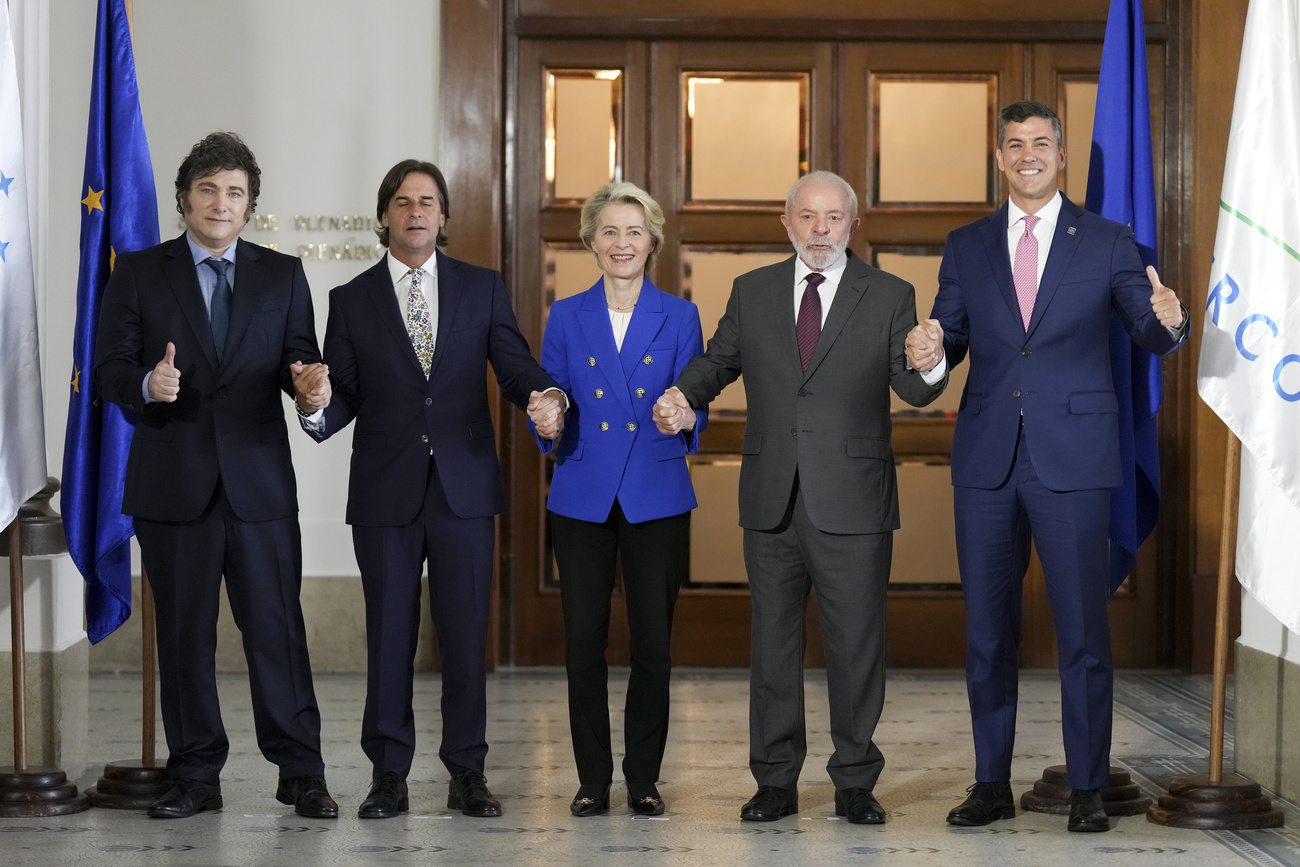 El presidente argentino Javier Milei, el presidente uruguayo Luis Lacalle Pou, la presidenta de la Comisión Europea Ursula von der Leyen, el presidente brasileño Luiz Inacio Lula da Silva y el presidente paraguayo Santiago Peña posan para una foto durante la cumbre del Mercosur en Montevideo, Uruguay, el viernes 6 de diciembre de 2024.