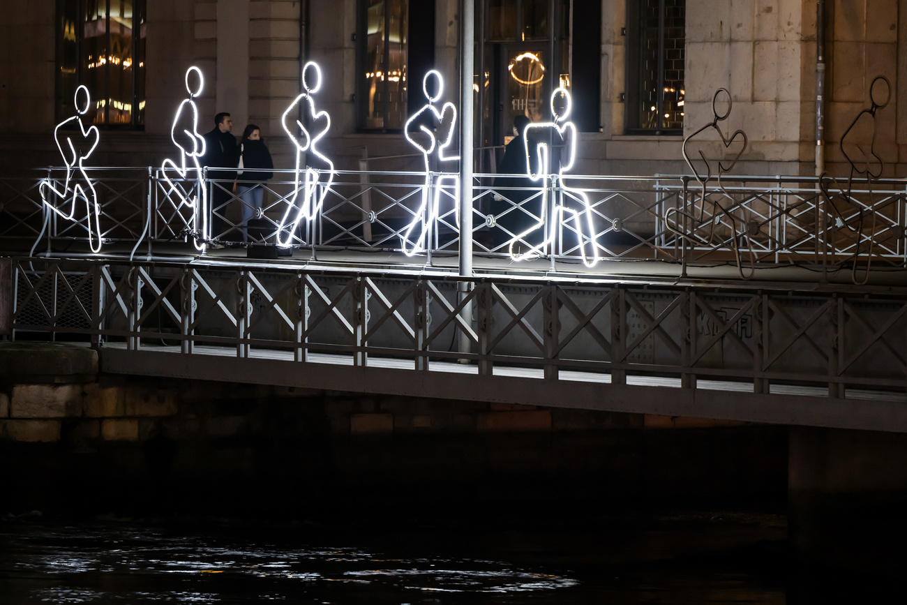 Figuras iluminadas sobre uma ponte