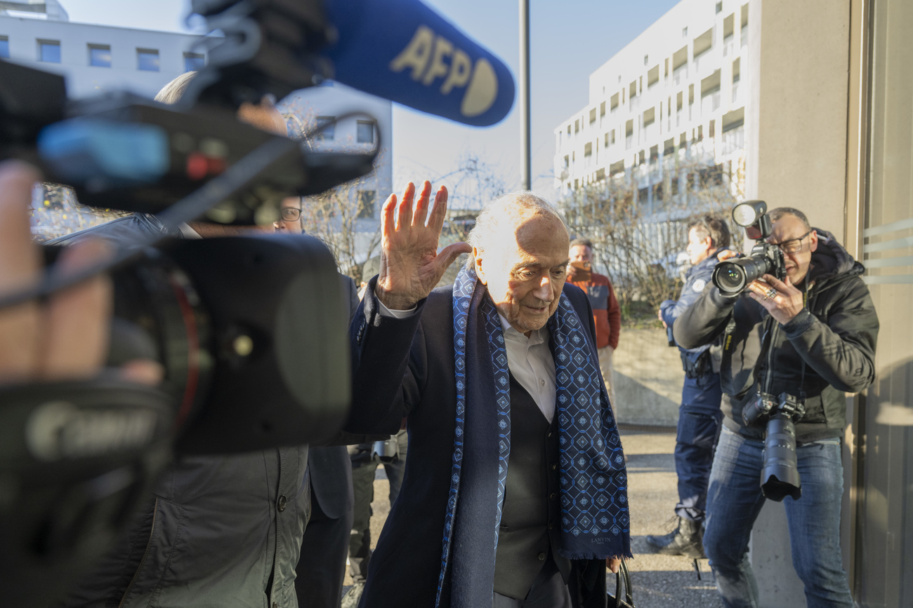 Sepp Blatter läuft an Kameras vorbei