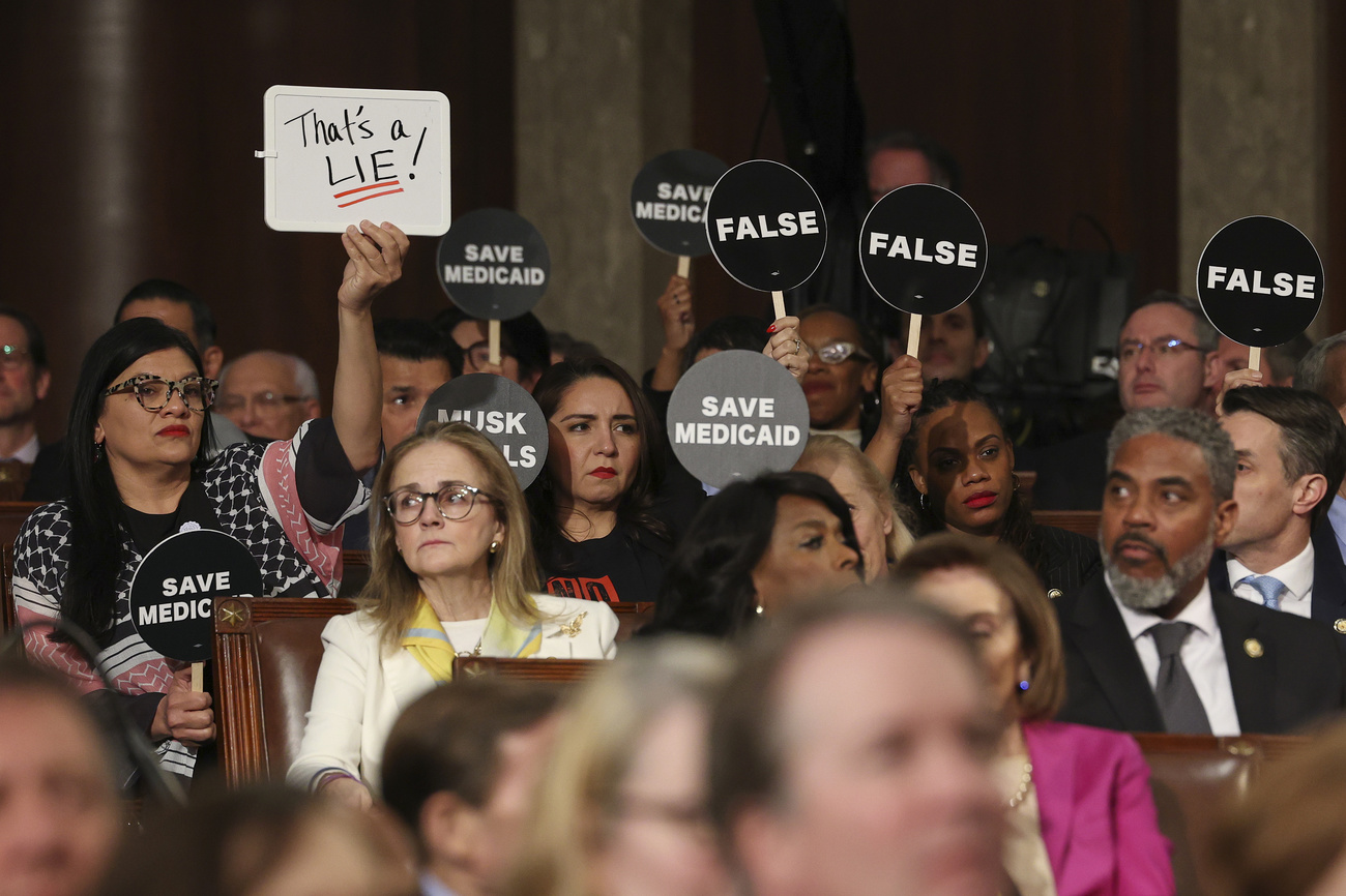 democratici con cartelli che accusano trump di mentire