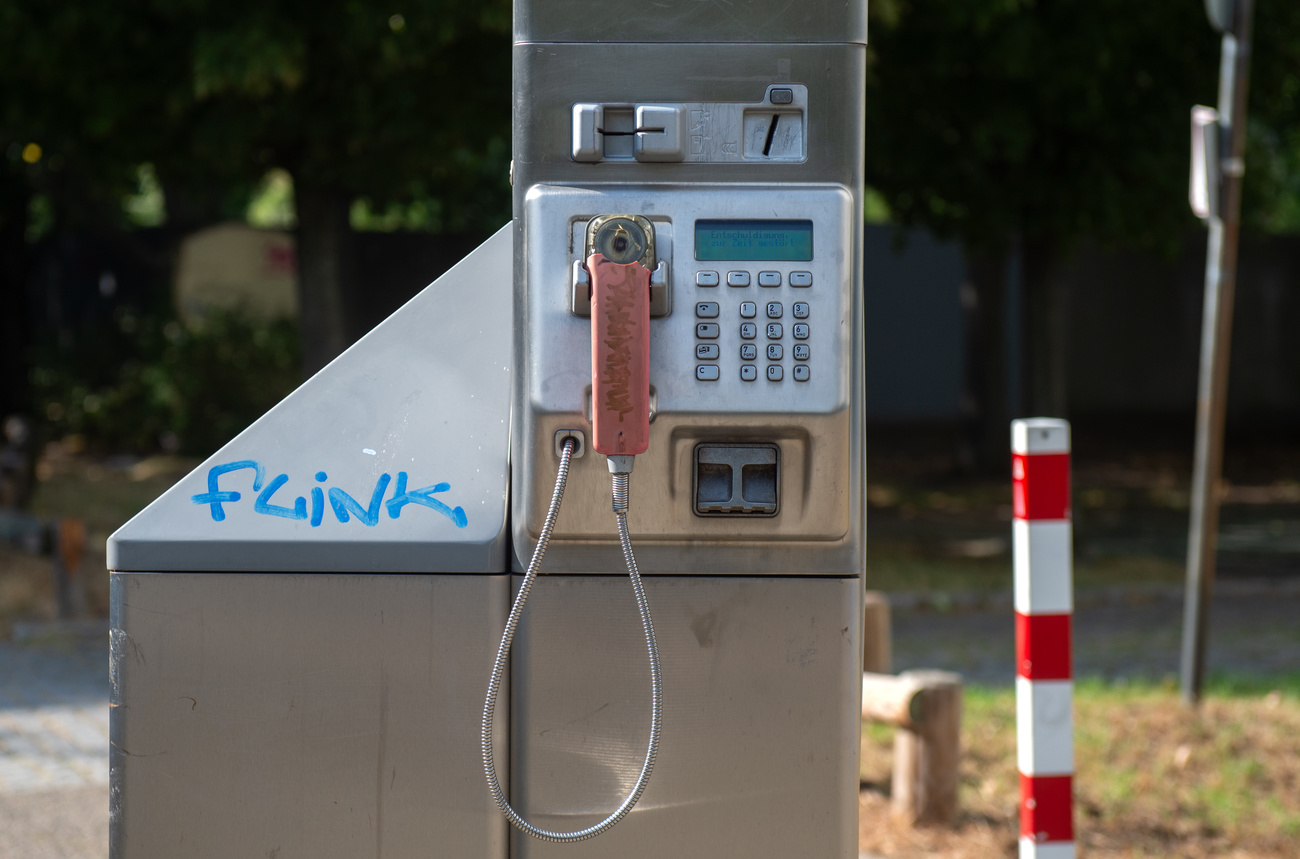 柏林一座年久失修的公共电话亭,几乎已成古董。