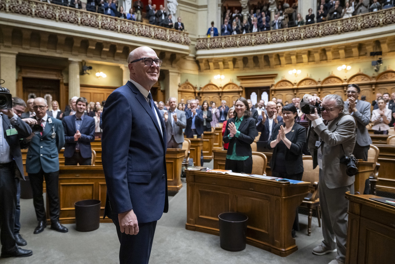 Le conseiller fédéral fraîchement élu Martin Pfister devant le Parlement suisse.