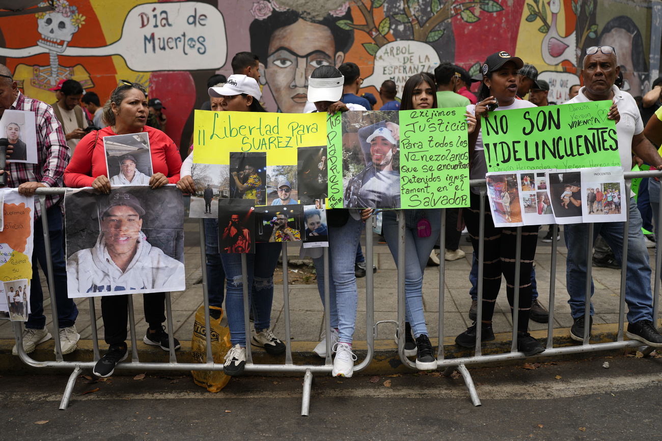 Personas que se manifiestan contra las deportaciones de personas migrantes a El Salvador.