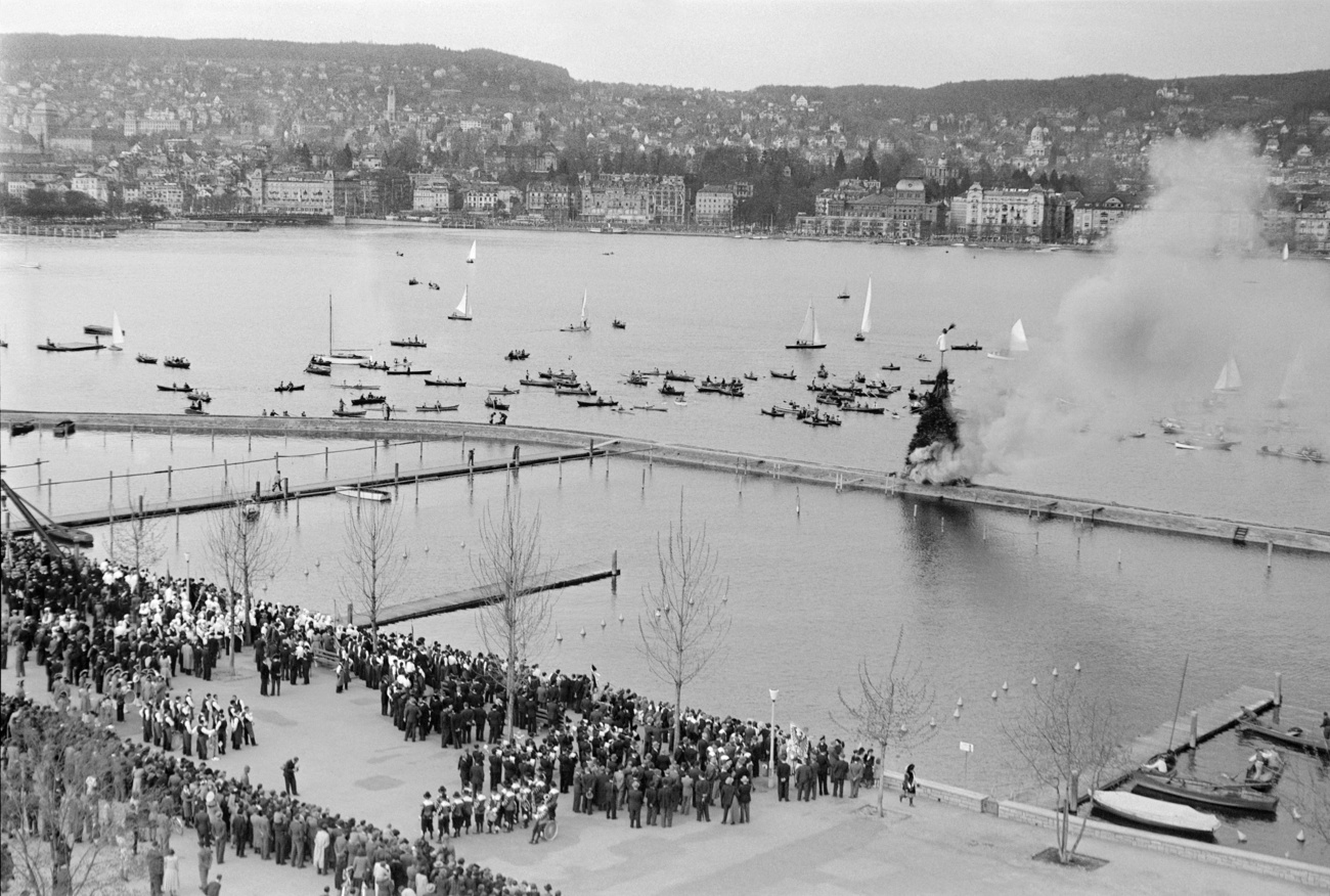 En 1944, le bûcher a été construit sur le port d'Enge. Malheureusement, le Böögg est tombé à l'eau et a dû être repêché.
