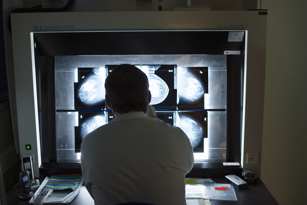 2009年12月8日,一位放射科医生在瑞士伯尔尼的诊所内查看一名女性的乳房X光片。乳房X光检查是早期发现和筛查乳腺癌的一种方法。