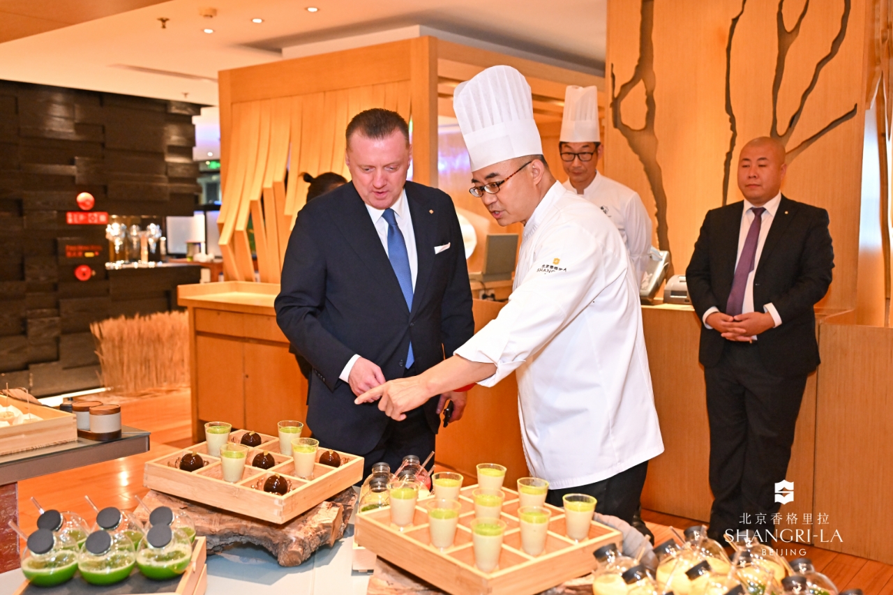 Carlo Schmed and the chef of the Hotel Shangri-La in Beijing