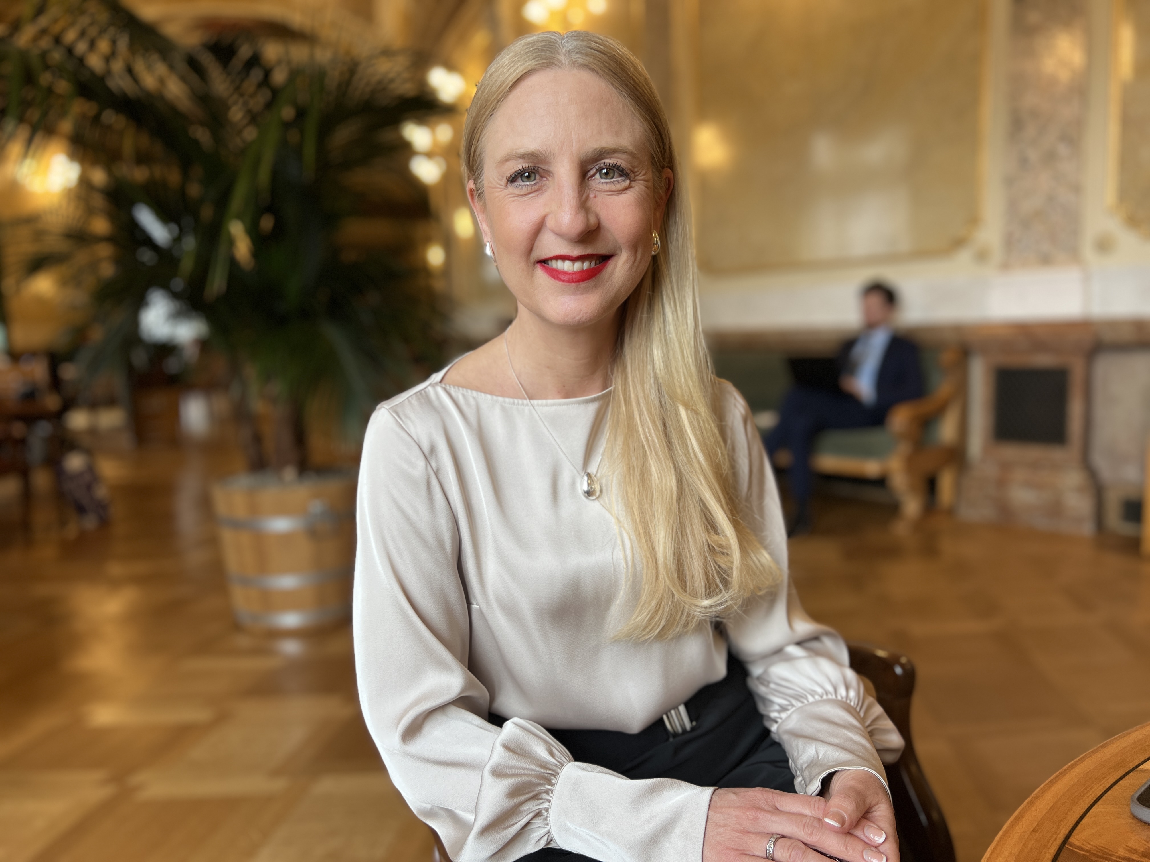 Katja Christ in der Wandelhalle vor dem Nationalratssaal.