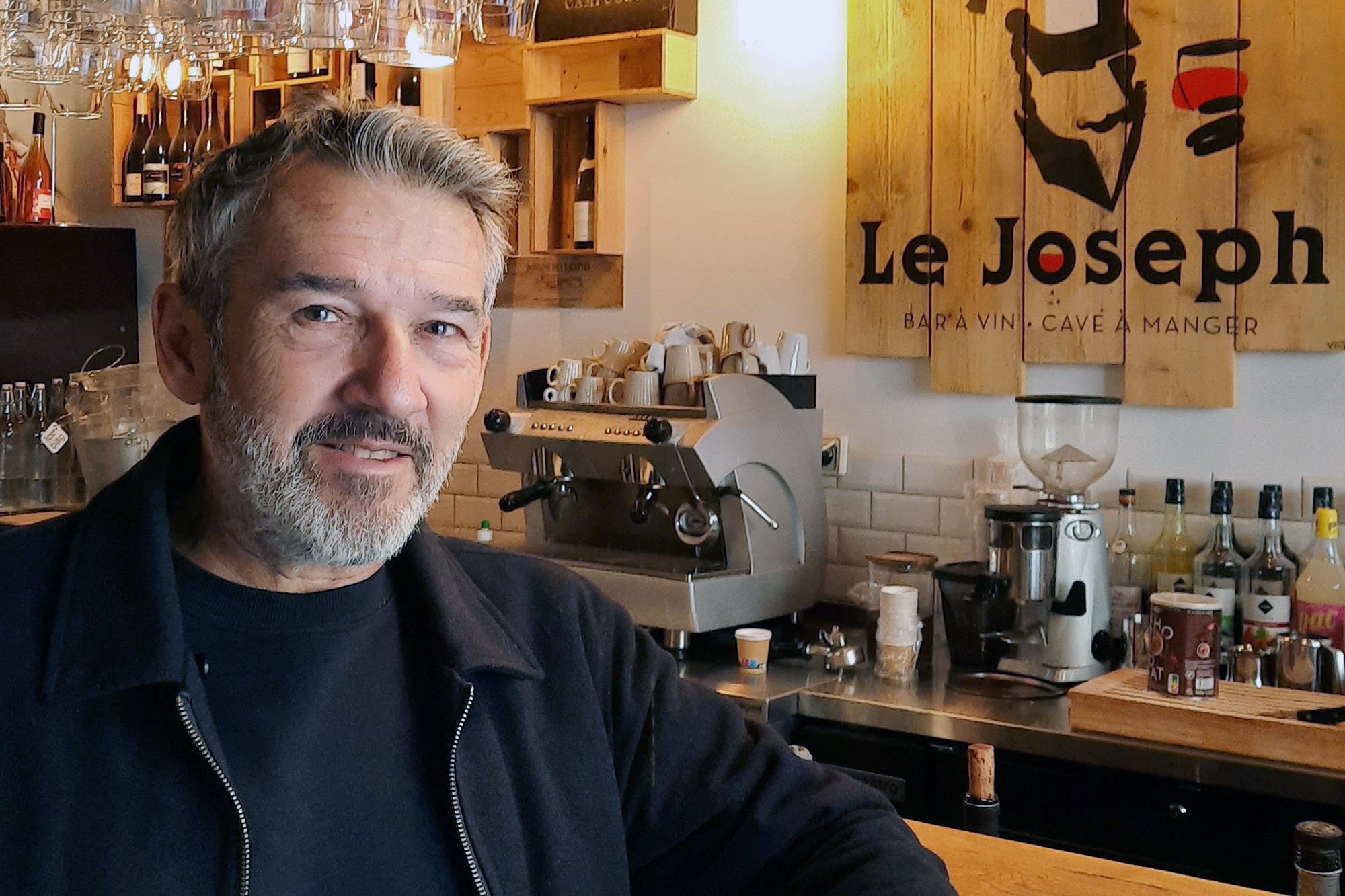 Christoph Meier in der Bar Joseph, für die er das Logo entworfen hat.