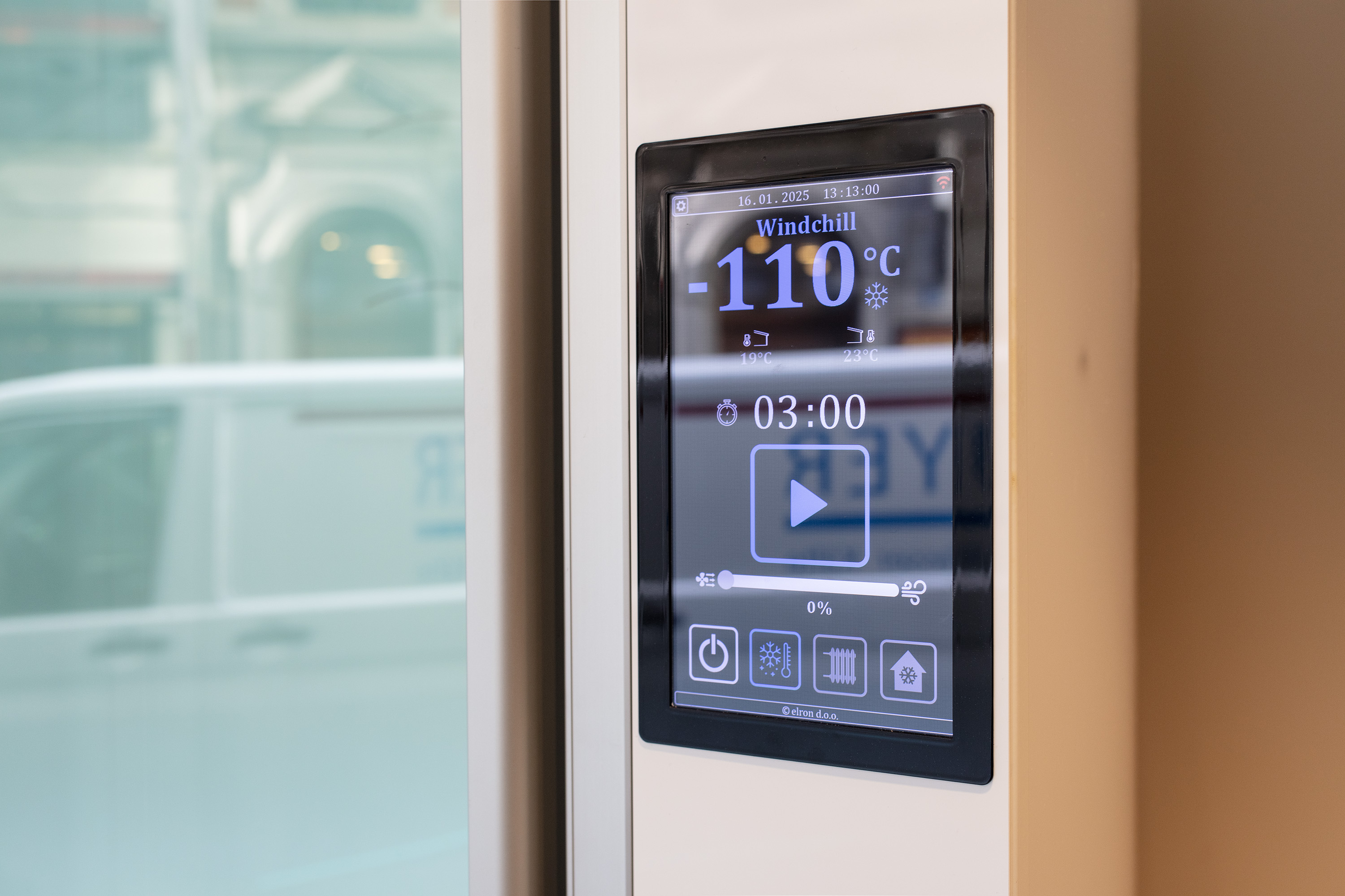 В криотерапии используется эффект от воздействия в течение всего нескольких минут экстремально низких температур — от –80 до –120 °C. Этот метод направлен на снижение риска воспалительных процессов и на стимуляцию так называемого «митохондриального обновления». Митохондриальное обновление — это совокупность процессов, с помощью которых клетки поддерживают здоровье своих митохондрий — органелл, вырабатывающих энергию. Оно включает в себя удаление повреждённых митохондрий, образование новых и улучшение их функций. Эти механизмы важны для замедления процесса старения и для сохранения клеточной активности даже в продвинутом возрасте.