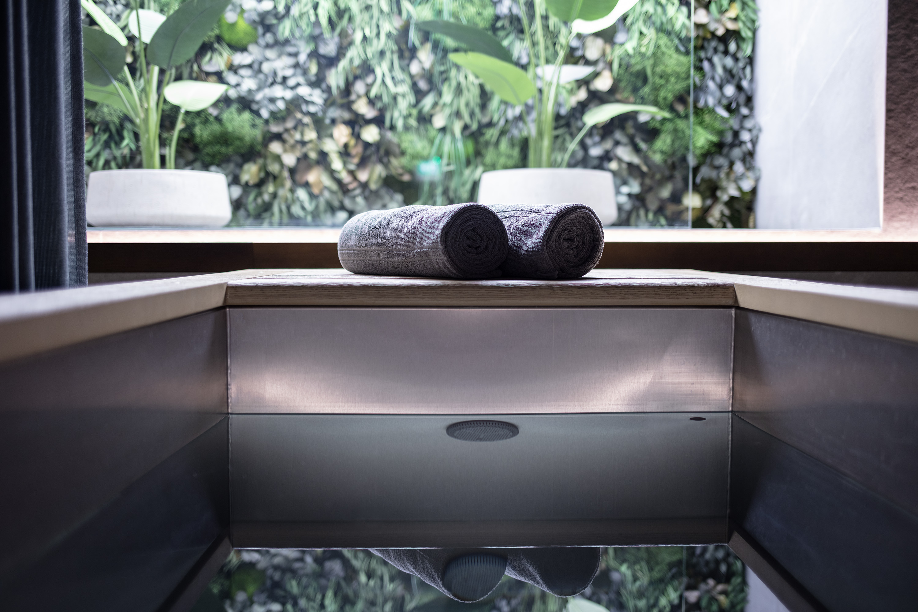 Контрастная терапия основана на чередовании воздействия холода и тепла. Этот метод применяется для стимуляции кровообращения и активации защитных функций организма.