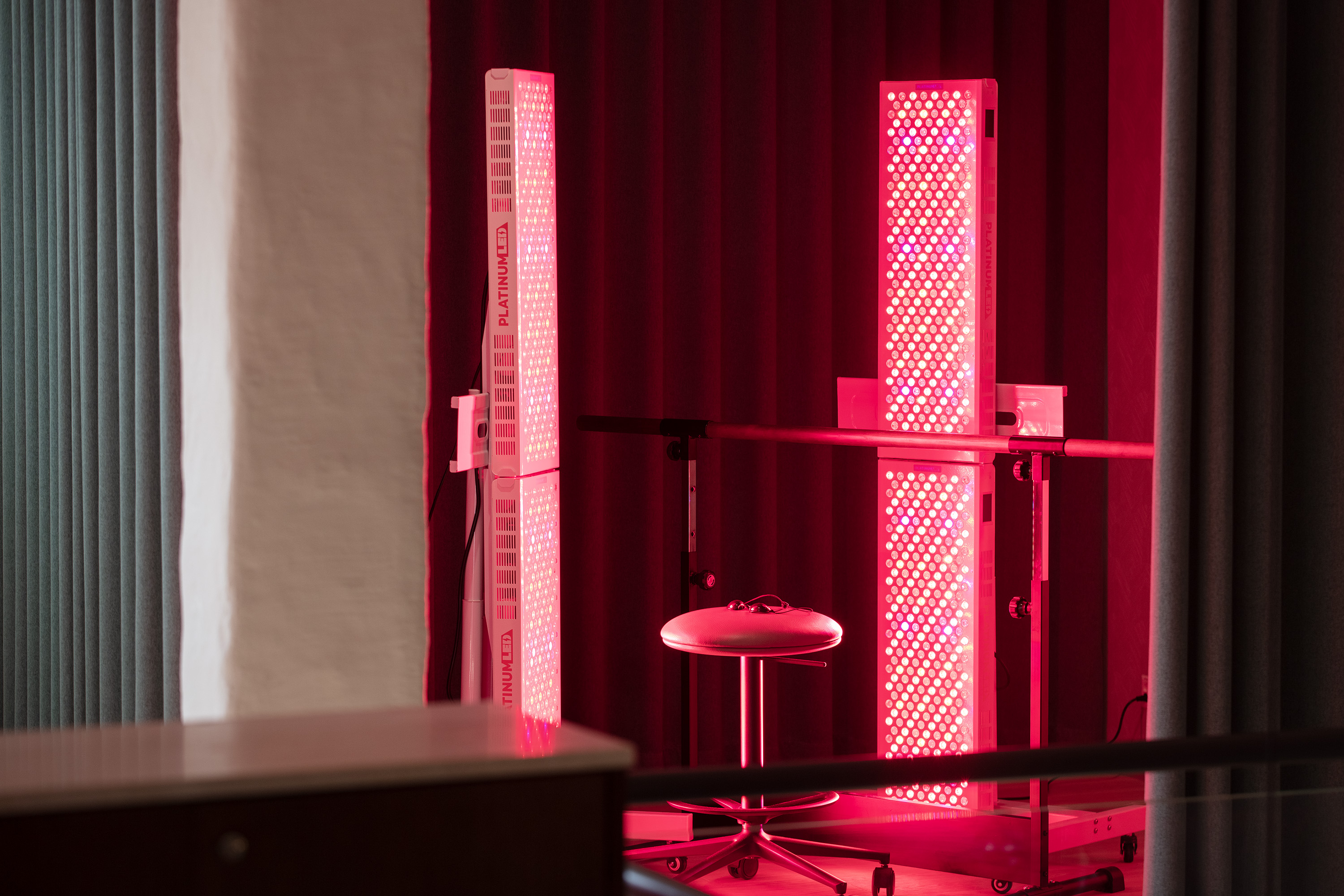 Терапия с использованием красного и ближнего инфракрасного света, по утверждениям клиники, активирует выработку коллагена, улучшает митохондриальные функции, снижает воспаление и поддерживает восстановление тканей. Ближний инфракрасный свет — это часть инфракрасного спектра электромагнитного излучения с длиной волны примерно от 700 до 1400 нанометров. Он невидим глазу, но проникает глубже в ткани, чем обычный красный свет.