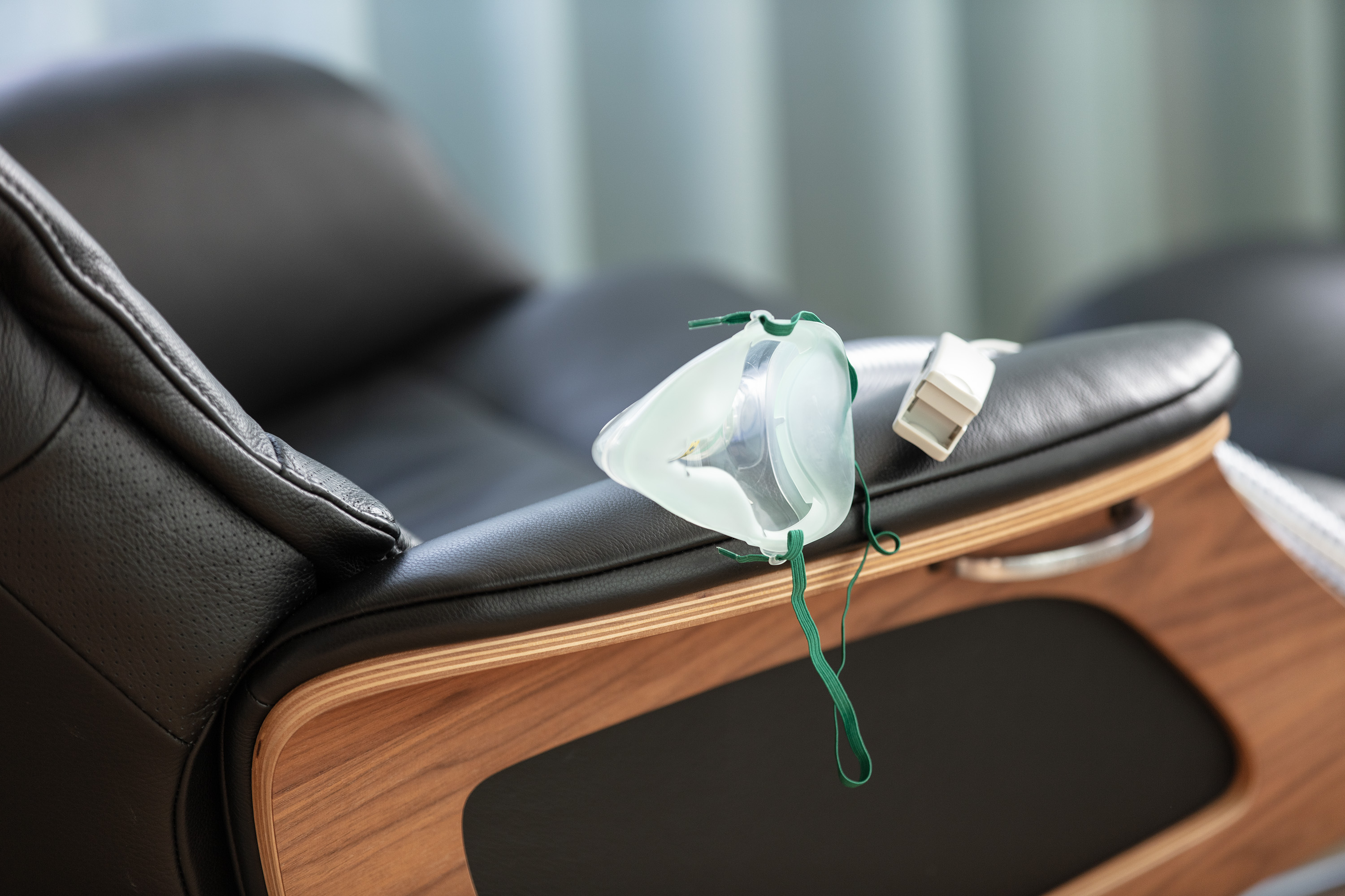 Интервальная гипоксически-гипероксическая терапия (IHHT) имитирует эффект пребывания на высоте 2 500–6 000 метров. Пациент дышит через маску с переменной концентрацией кислорода, что, как предполагается, повышает его выносливость и ускоряет восстановление потенциала организма.