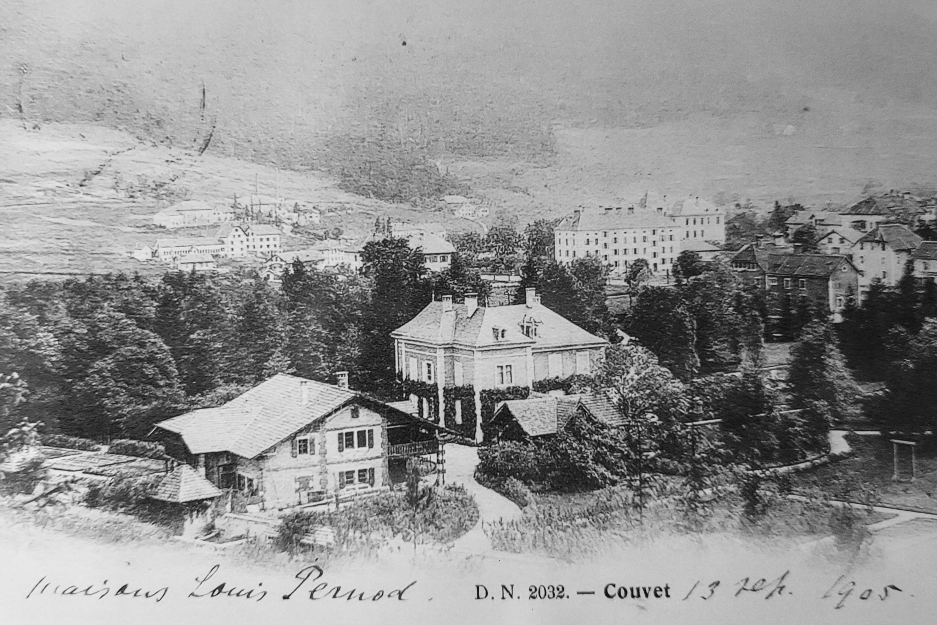 Carte postale de 1905 montrant le domaine de Louis Pernod à Couvet. Le bâtiment au premier plan à gauche est aujourd'hui le siège de la distillerie La Valote Martin.