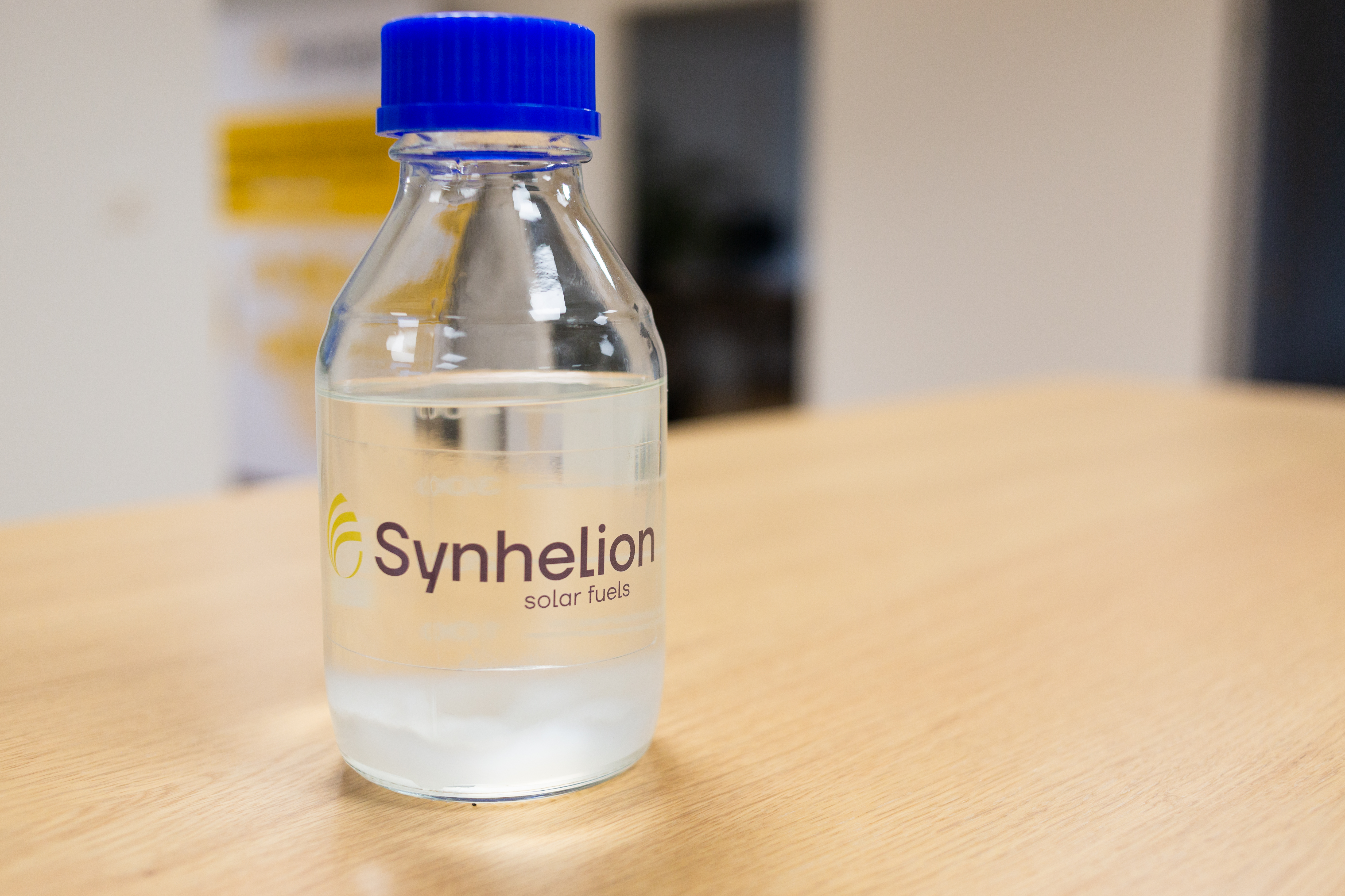 Synhelion-Solartreibstoff in einer Flasche.