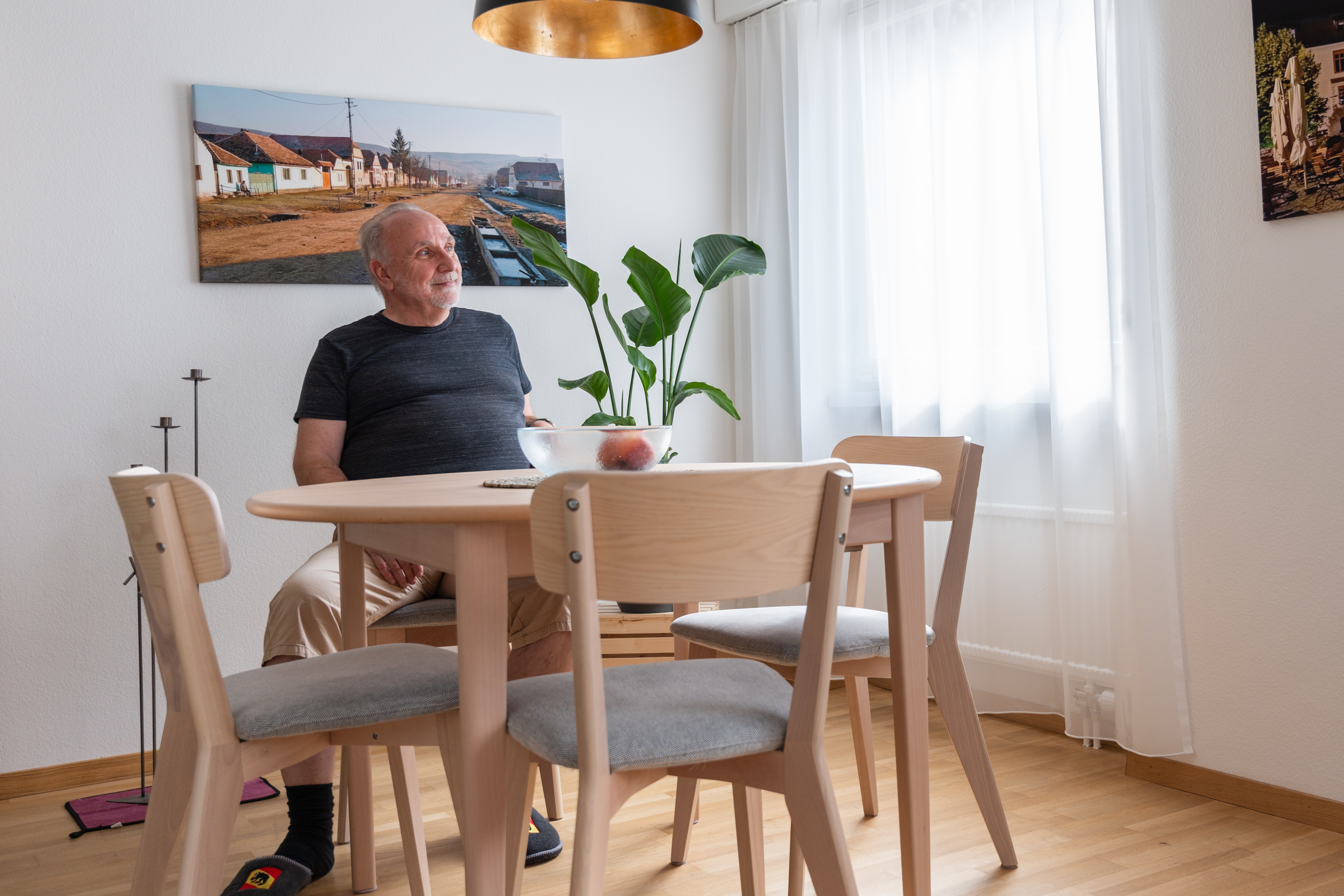 uomo seduto a un tavolo