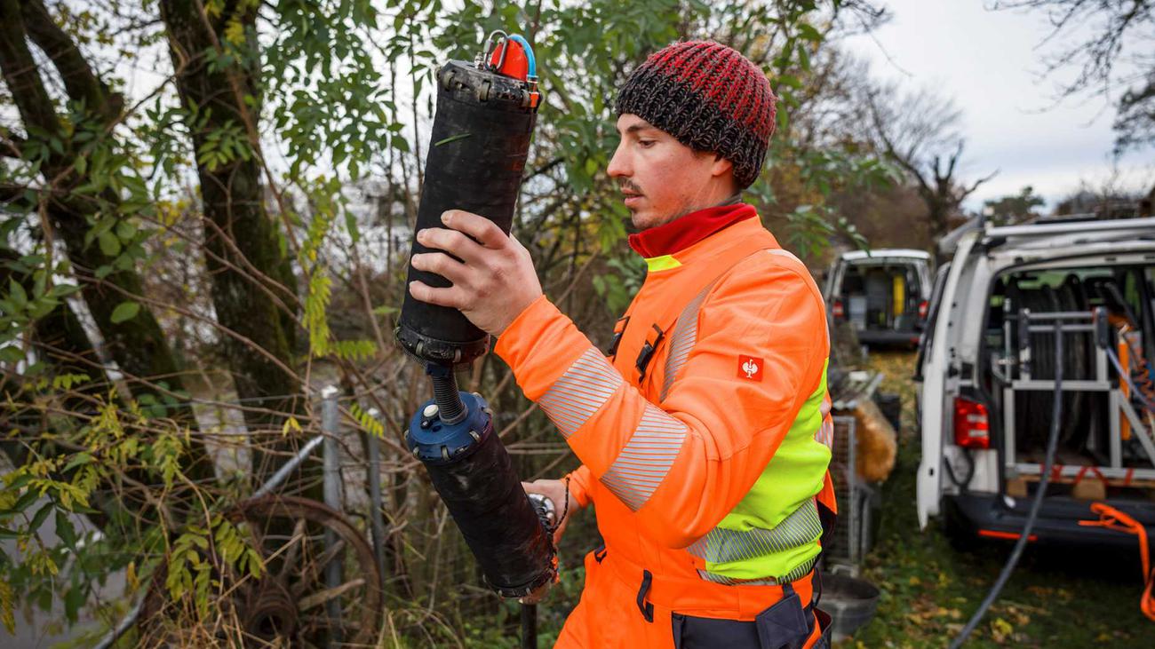 persona con oggetto in mano