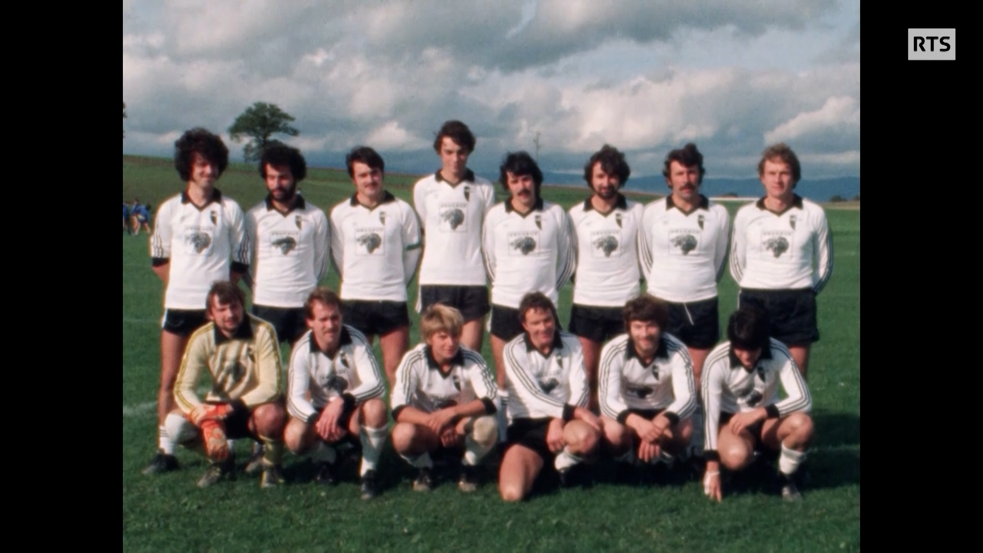 En 1981, à Saint-Barthélemy, un entraîneur de football harangue ses joueurs dans le vestiaire avec franc-parler !