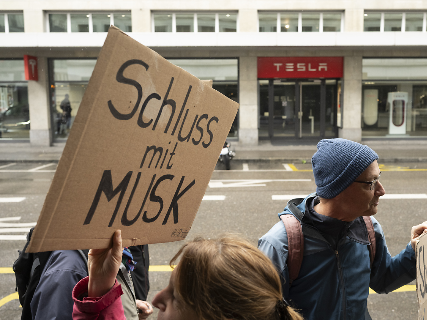 Tesla branch in Lausanne smeared with paint