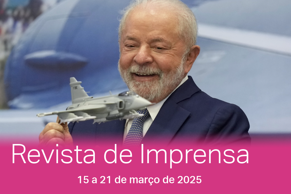 O presidente brasileiro Luiz Inácio Lula da Silva segura um modelo em miniatura de um caça sueco F-39 Gripen durante a inauguração da linha de produção do jato na fábrica da Embraer em Gavião Peixoto, estado de São Paulo (9 de maio de 2023).