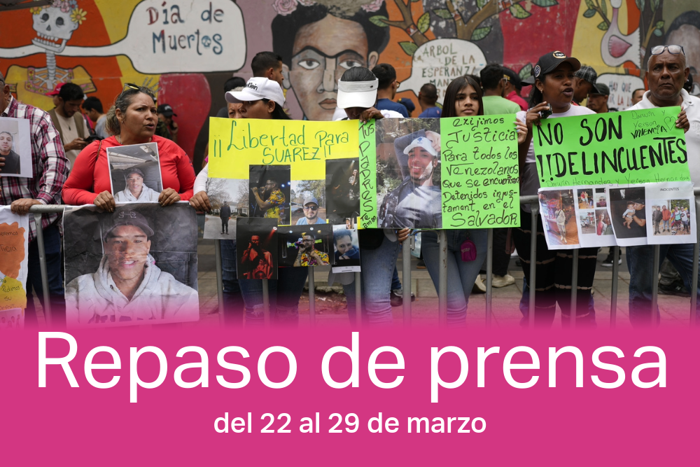 Personas con fotos de familiares migrantes, que según ellos fueron detenidos en EE.UU. y están a la espera de deportación, participan en un mitin organizado por el gobierno en Caracas, Venezuela.