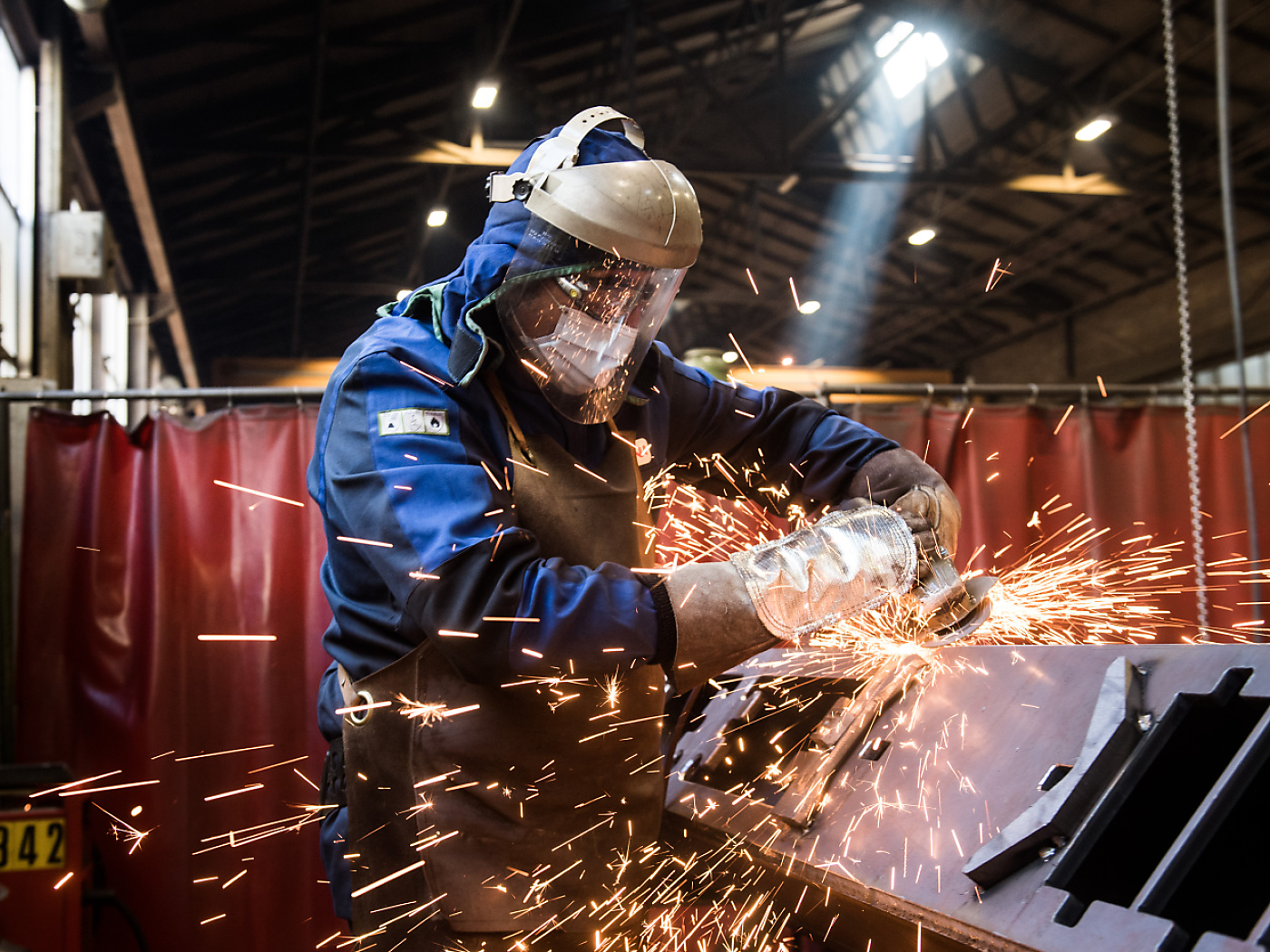 operaio metallurgico al lavoro
