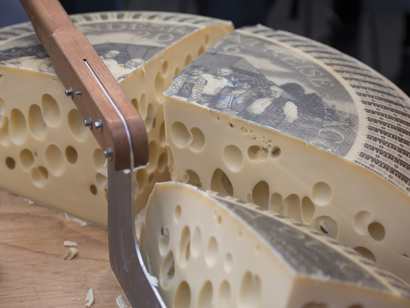 Powder permitted to help with holes in Emmental cheese