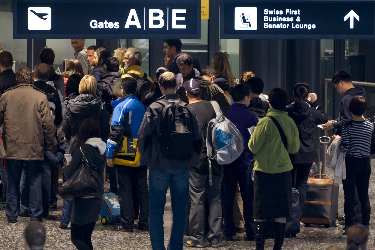 Viele Leute an einem Flughafen