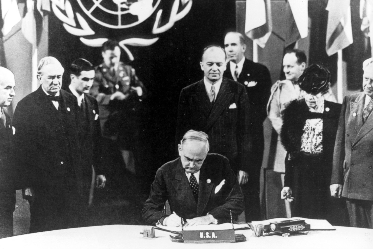 Arthur Vandenberg, ein US-Senator und eine Schlüsselfigur im Prozess der Gründung der Vereinten Nationen, unterzeichnete am 26. Juni 1945 in San Francisco die Charta der Vereinten Nationen.