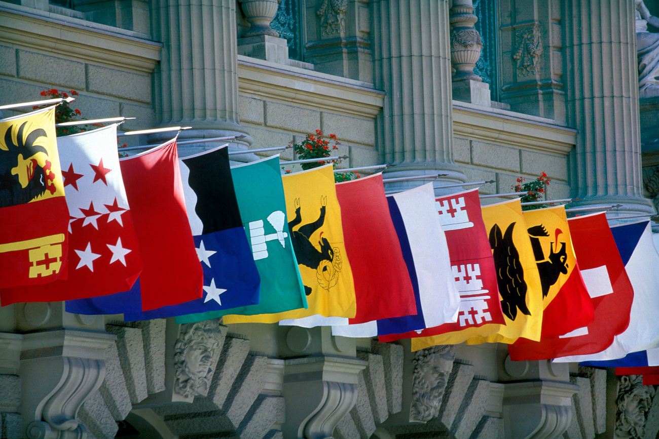 Die Flaggen der Kantone in der Schweiz.