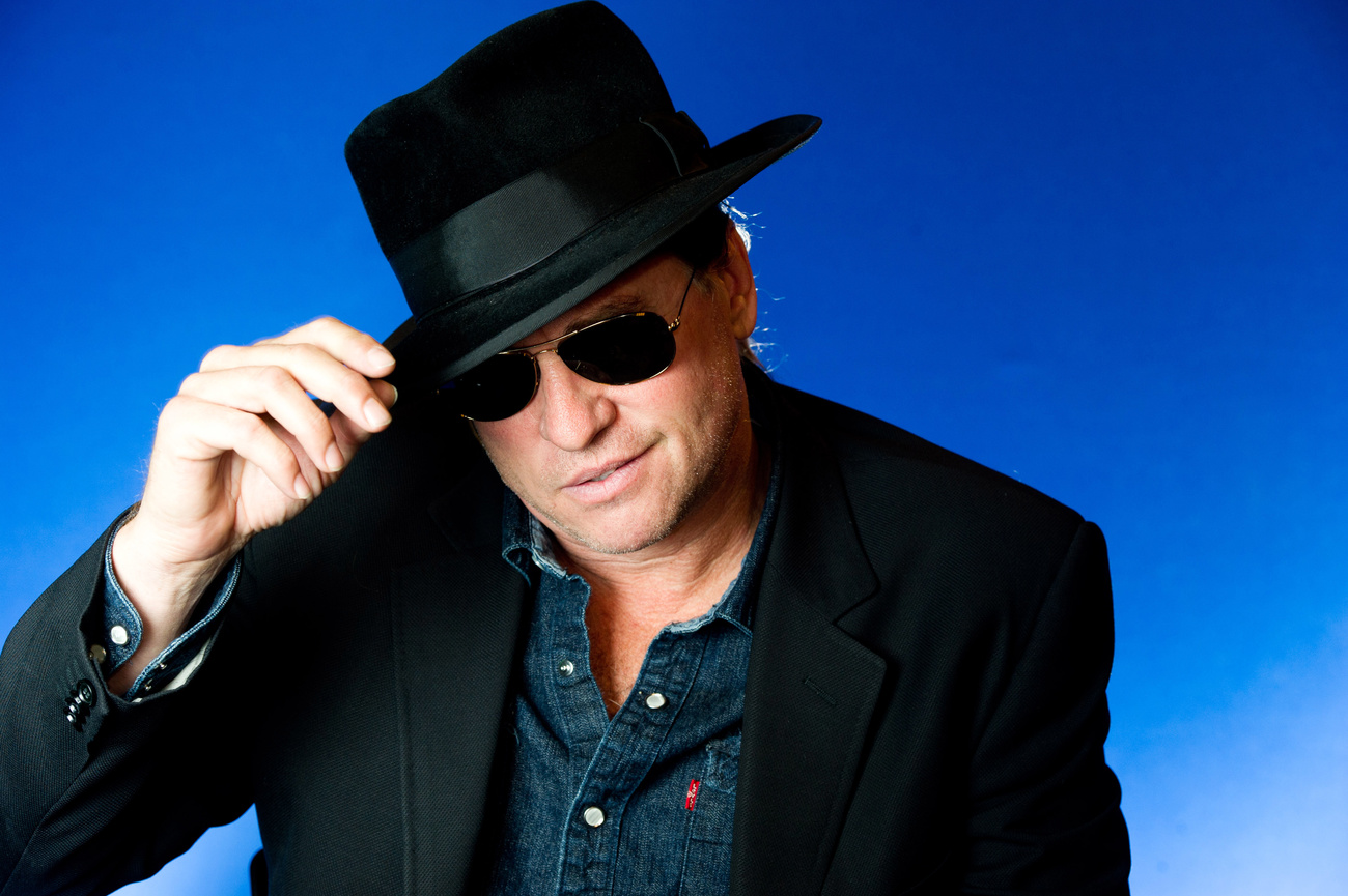val kilmer con cappello e occhiali