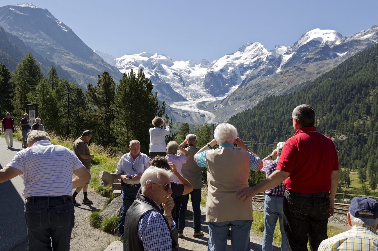 Turisti e turiste sul Passo del Bernina.