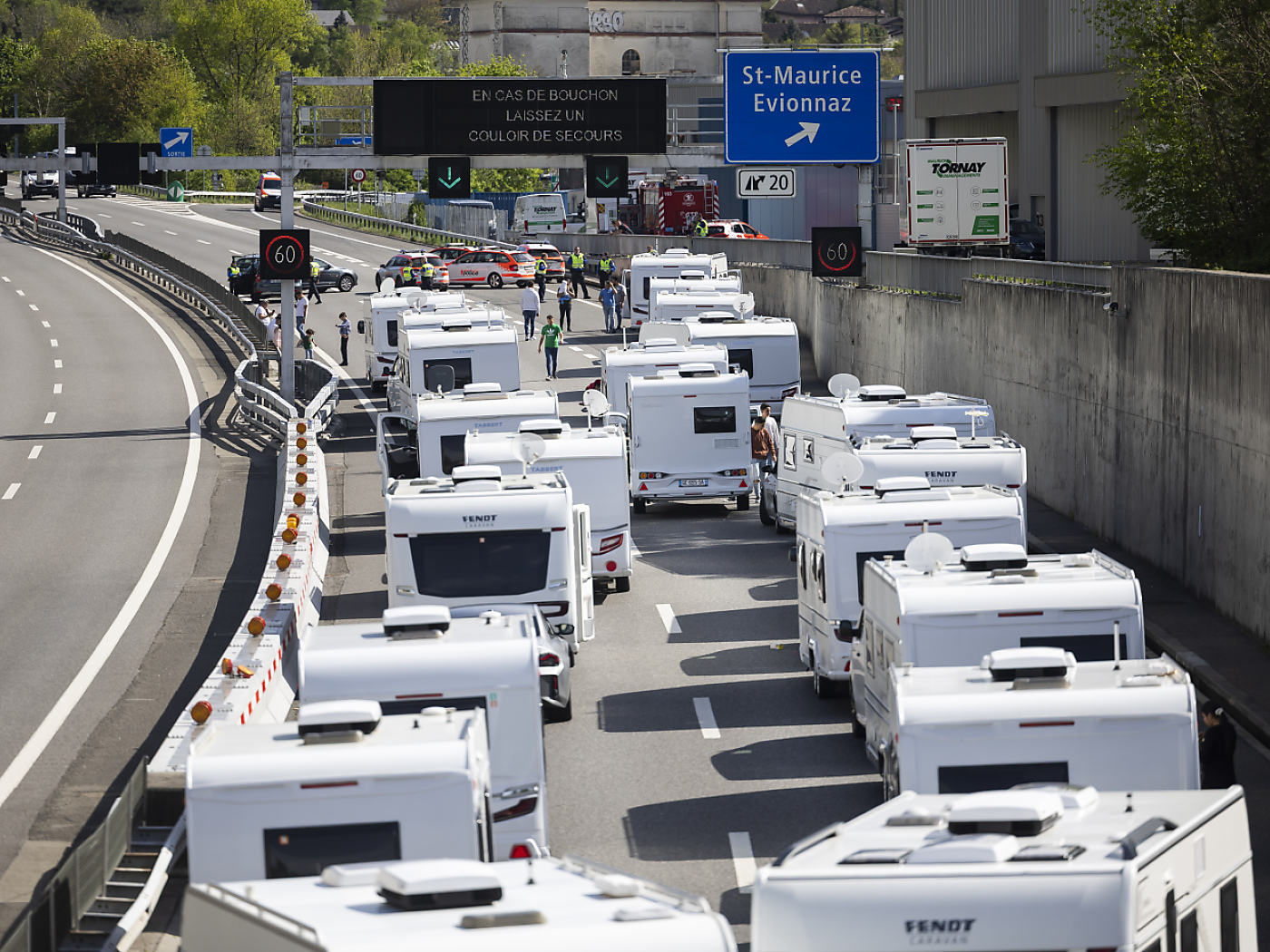Valais: cantonal police block the road for travellers