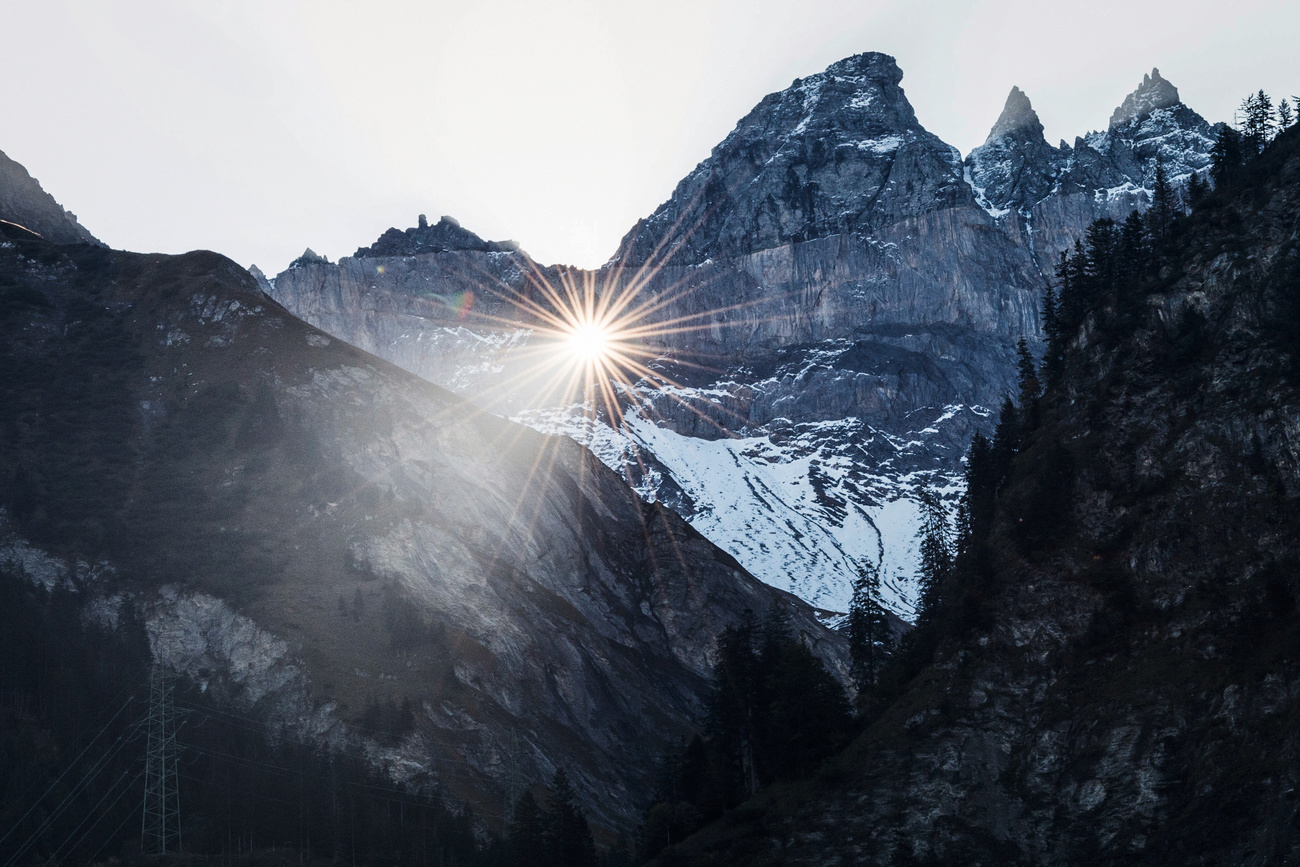 Il sole splende attraverso il Martinsloch (buco di Martin) nel settembre 2015.