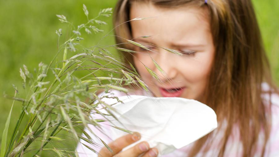 ein mädchen niest