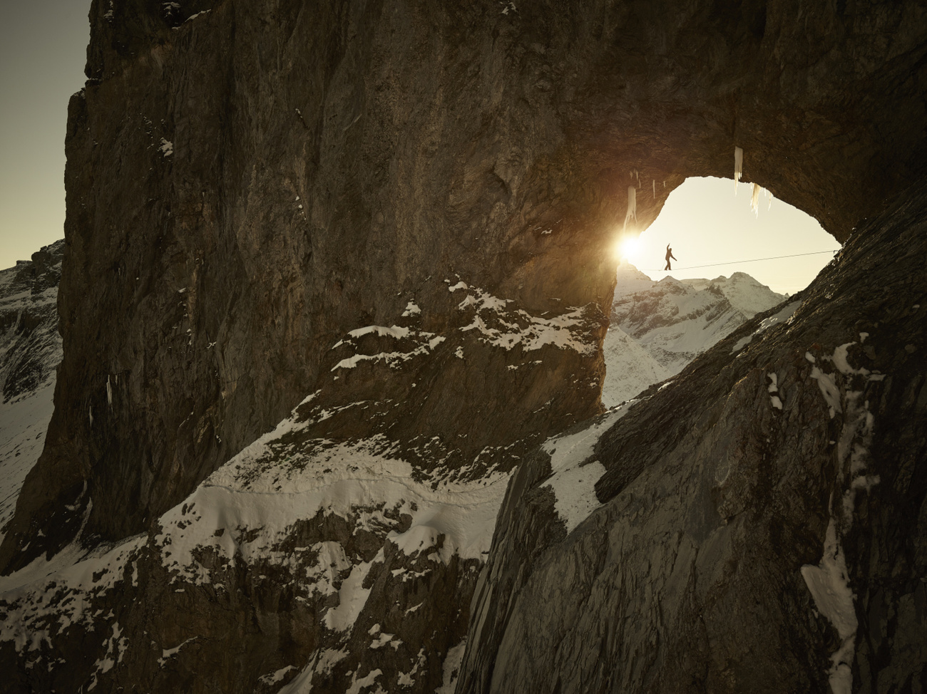 funambolo che attraversa il Martinsloch