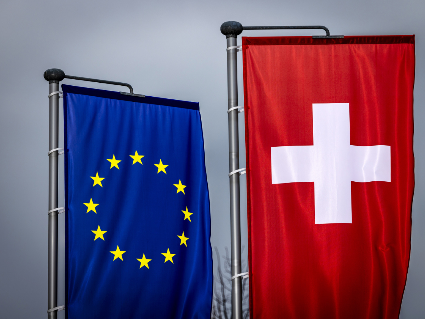 Bandiera dell'Unione Europea e bandiera svizzera.