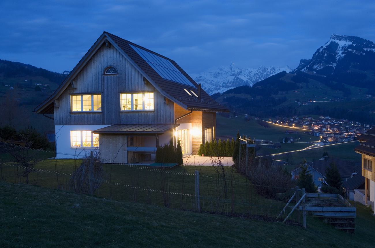 casa al crepuscolo illuminata