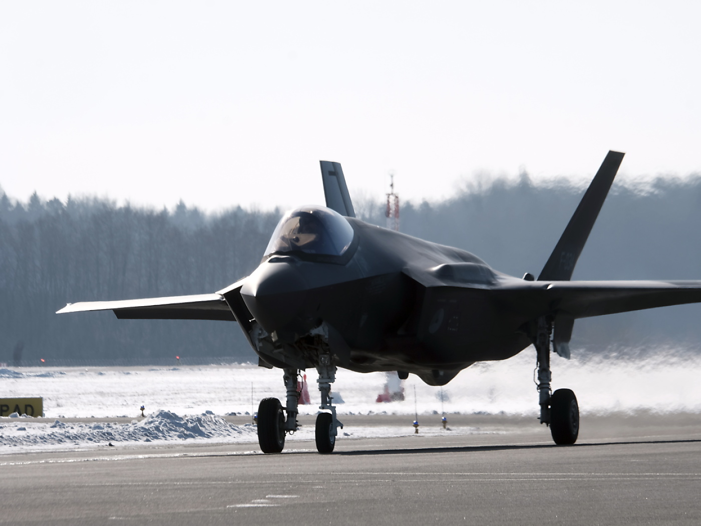 Two thirds oppose F-35 procurement in survey