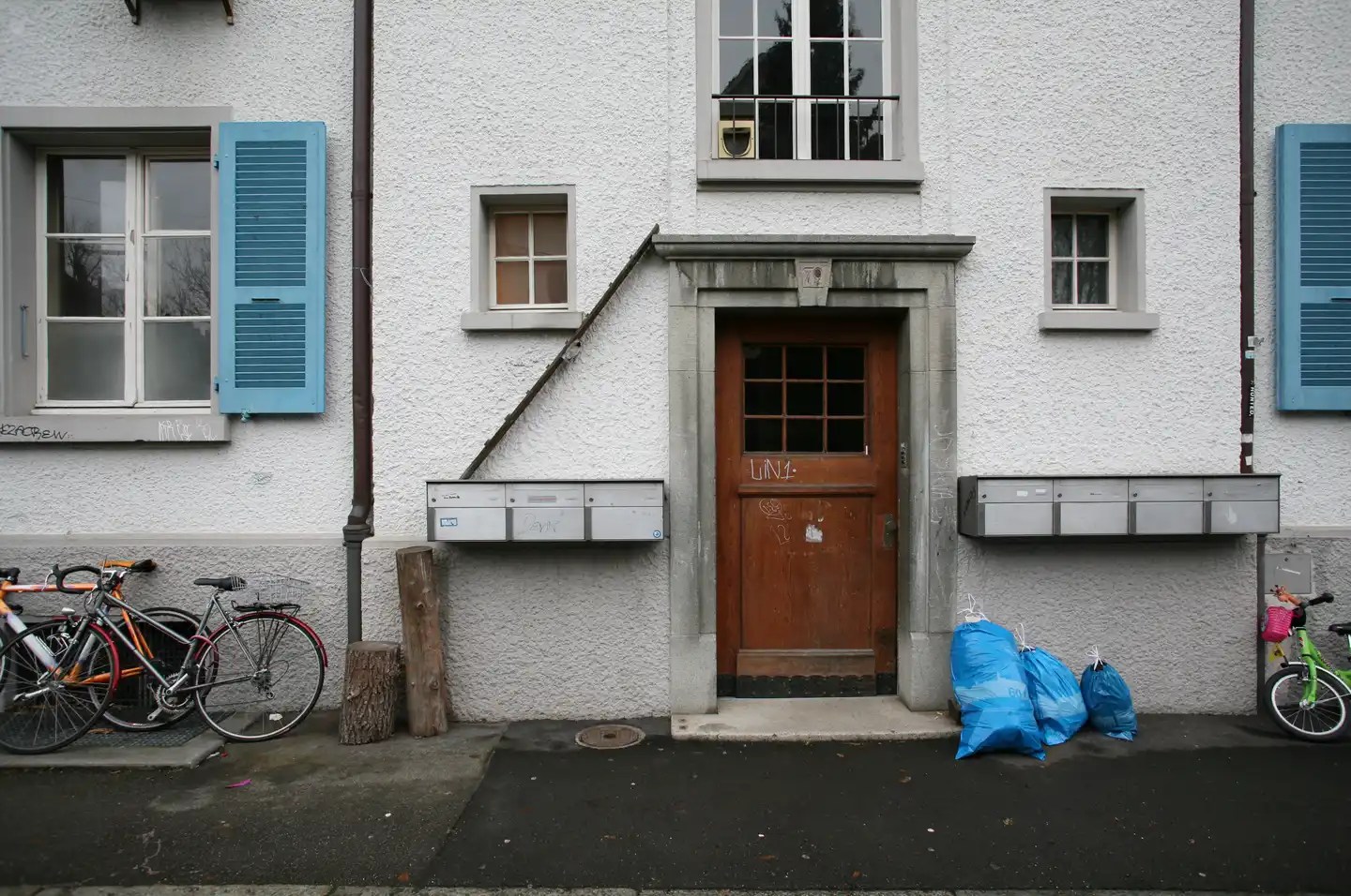 Maison bernoise avec échelle à chat et sacs poubelles