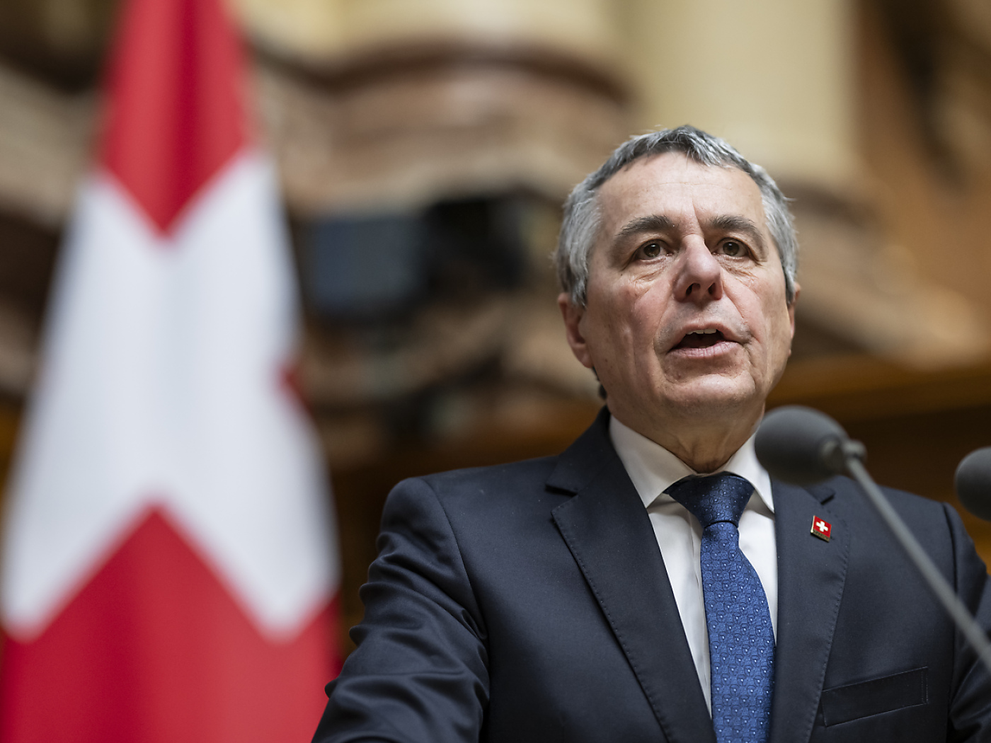 卡西斯对日本和中国进行正式访问。