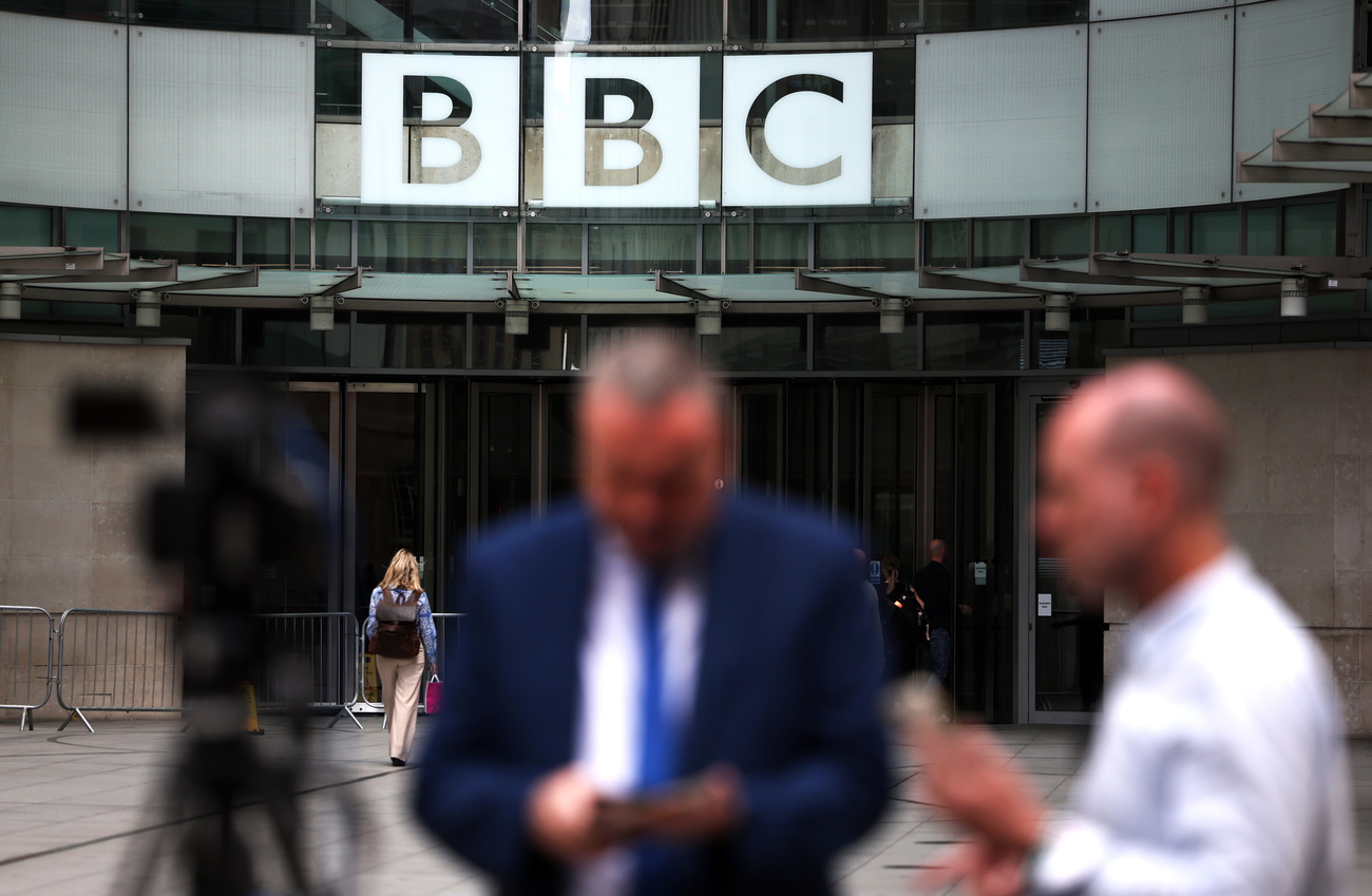 Ein Schild mit Aufschrift "BBC"